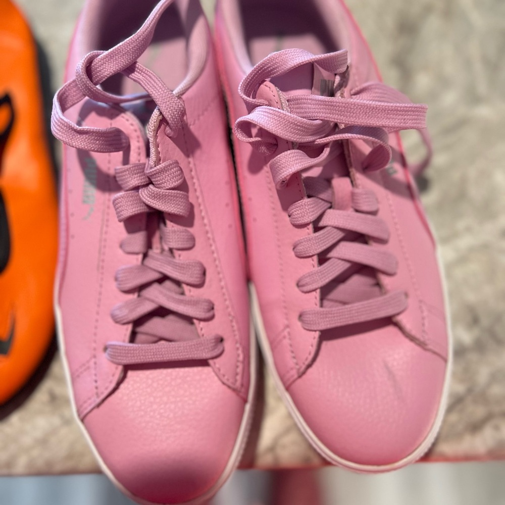 Women’s puma platform 8.5 pink 17.00